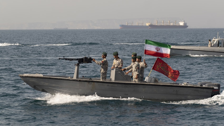 سربازان ایرانی در یک قایق مسلح تندرو؛ خلیج فارس، نزدیکی تنگه‌ی هرمز، ۱۰ اردیبهشت ۱۳۹۸. (عکس از گتی ایمیجز)