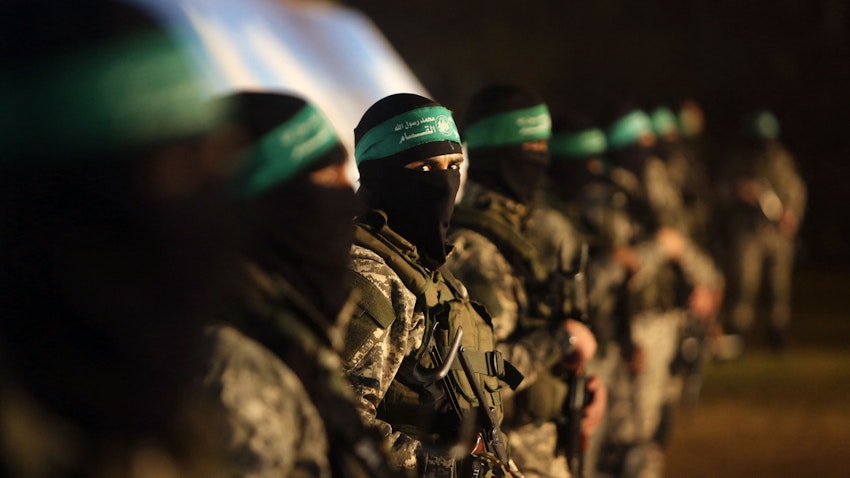 اعضای فلسطینی گردان‌های قسام، شاخه‌ی مسلح جنبش حماس، در یک گردهم‌آیی در شهر غزه؛ ۱۱ بهمن ۱۳۹۴/ ۳۱ ژانویه ۲۰۱۶. (عکس از گتی ایمیجز)