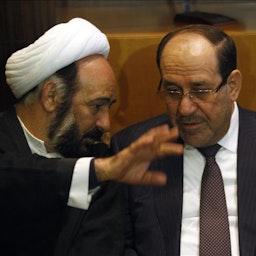 ممثل حزب الله اللبناني في بغداد الشيخ محمد حسين كوثراني ورئيس الوزراء العراقي السابق نوري المالكي في بيروت، لبنان، في 29 نوفمبر/تشرين الثاني 2014. (الصورة عبر وسائل التواصل الاجتماعي)