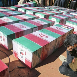 أقارب ضحايا الذين سقطوا في تفجير مزدوج في كرمان، إيران، يحضرون مراسم الجنازة في 5 يناير/كانون الثاني 2024. (المصدر نادي الصحفيين الشباب)