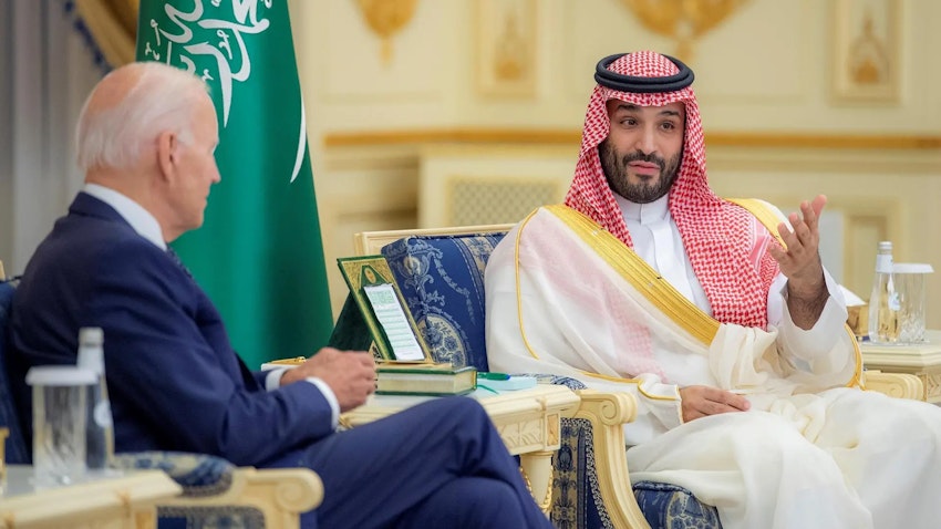 دیدار محمد بن سلمان آل سعود، ولیعهد عربستان، با جو بایدن، رئیس‌جمهور ایالات متحده؛ جده، عربستان سعودی، ۲۴ تیر ۱۴۰۱/ ۱۵ ژوئیه ۲۰۲۲. (عکس دست اول از خبرگزاری رسمی عربستان)