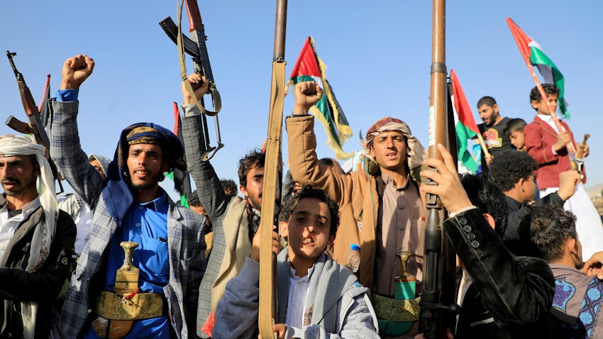 جنگجویان حوثی یمن در حال بالابردن سلاح‌های خود، در جریان یک تظاهرات که پس از حملات ایالات متحده و بریتانیا شکل گرفت؛ صنعا، ۲۲ دی ۱۴۰۲/ ۱۲ ژانویه ۲۰۲۴. (عکس از گتی ایمیجز)