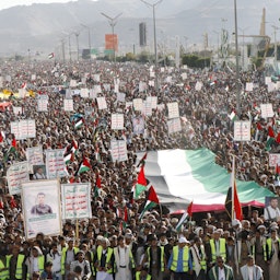 تظاهرات مردم یمن در همبستگی با مردم فلسطین، و در اعتراض به جنگ اسرائیل در غزه و ائتلاف ایالات متحده در دریای سرخ؛ صنعا، ۱۵ دی ۱۴۰۲/ ۵ ژانویه ۲۰۲۴. (عکس از گتی ایمیجز)