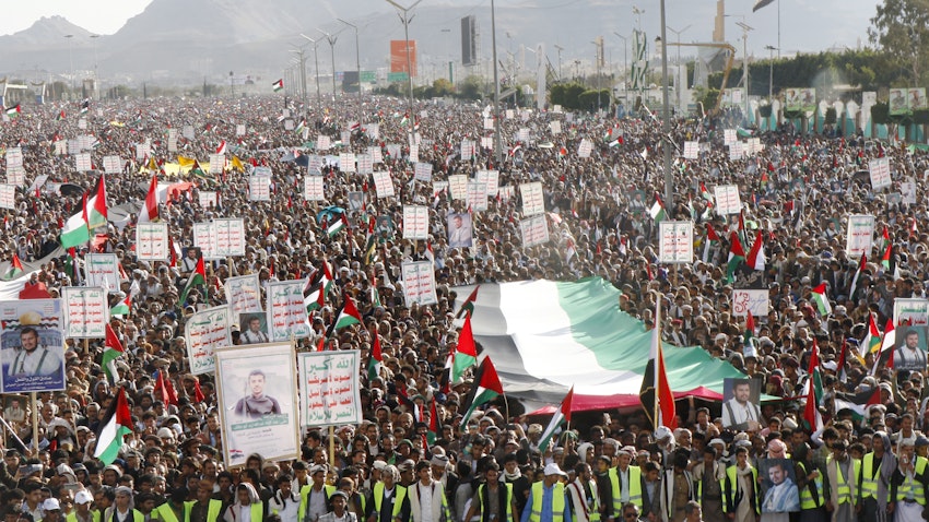 يمنيون يحتجون تضامنًا مع الفلسطينيين وضد الحرب الإسرائيلية في غزة وتحالف البحر الأحمر الأميركي في صنعاء، في 5 يناير/كانون الثاني 2024. (الصورة عبر غيتي إيماجز)