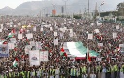 تظاهرات مردم یمن در همبستگی با مردم فلسطین، و در اعتراض به جنگ اسرائیل در غزه و ائتلاف ایالات متحده در دریای سرخ؛ صنعا، ۱۵ دی ۱۴۰۲/ ۵ ژانویه ۲۰۲۴. (عکس از گتی ایمیجز)