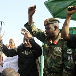 استقبال مقامات ارتش سودان به ریاست ارتشبد عبدالفتاح البرهان، از جمعیت؛ گدارف، سودان، ۲۶ دی ۱۴۰۲/ ۱۶ ژانویه ۲۰۲۴. (عکس از گتی ایمیجز)