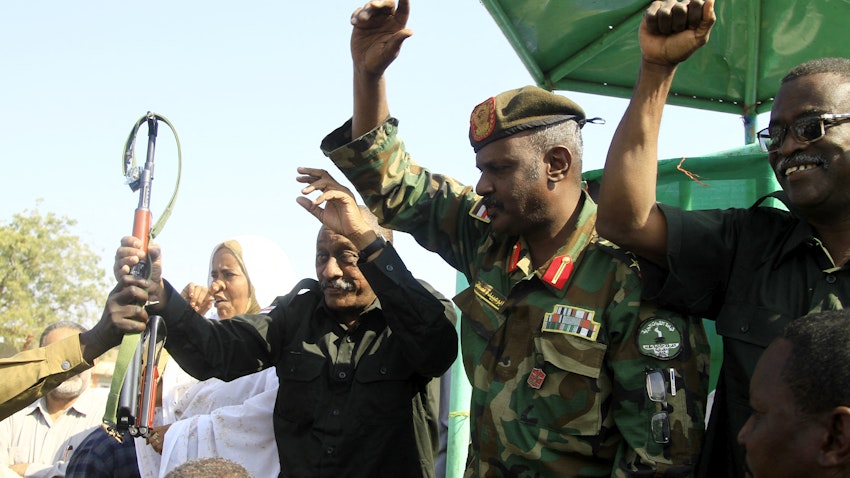 مسؤولون من الجيش السوداني يحيون الجموع في القضارف، السودان، في 16 يناير/كانون الثاني 2024. (الصورة عبر غيتي إيماجز)