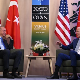 گفتگوی دوجانبه‌ی جو بایدن، رئیس‌جمهور آمریکا، با رجب طیب اردوغان، رئیس‌جمهور ترکیه، در اجلاس سران ناتو؛ ویلنیوس، لیتوانی، ۲۰ تیر ۱۴۰۲/ ۱۱ ژوئیه ۲۰۲۳. (عکس از گتی ایمیجز)