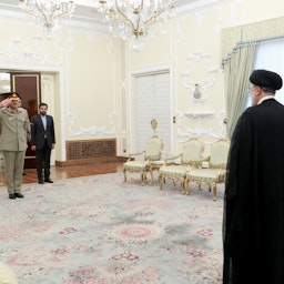 الرئيس الإيراني إبراهيم رئيسي يلتقي رئيس أركان الجيش الباكستاني الجنرال عاصم منير أحمد شاه في طهران، إيران، في 16 يوليو/تموز 2023. (الصورة عبر غيتي إيماجز)