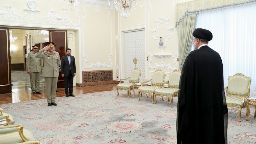 الرئيس الإيراني إبراهيم رئيسي يلتقي رئيس أركان الجيش الباكستاني الجنرال عاصم منير أحمد شاه في طهران، إيران، في 16 يوليو/تموز 2023. (الصورة عبر غيتي إيماجز)