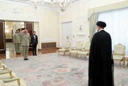 دیدار ابراهیم رئیسی، رئیس‌جمهور ایران، با ژنرال عاصم منیر احمد شاه، رئیس ستاد ارتش پاکستان؛ تهران، ایران، ۲۵ تیر ۱۴۰۲/ ۱۶ ژوئیه ۲۰۲۳. (عکس از گتی ایمیجز)