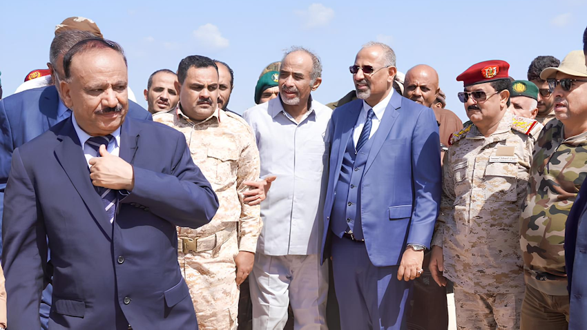 بازدید عیدروس الزبیدی، رئیس شورای انتقالی جنوب یمن، از جزیره‌ی میون در تنگه‌ی باب المندب؛ در ۲۷ آذر ۱۴۰۲/ ۱۸ دسامبر ۲۰۲۳. (عکس از توییتر عیدروس الزبیدی)