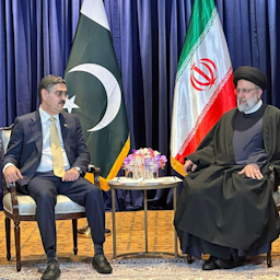 رئيس الوزراء الباكستاني المؤقت والرئيس الإيراني يجتمعان على هامش الجمعية العامة للأمم المتحدة في نيويورك، في 19 سبتمبر/أيلول 2023. (الصورة عبر مكتب رئيس الوزراء الباكستاني)