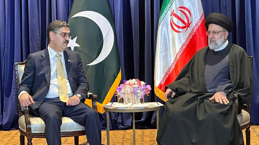 رئيس الوزراء الباكستاني المؤقت والرئيس الإيراني يجتمعان على هامش الجمعية العامة للأمم المتحدة في نيويورك، في 19 سبتمبر/أيلول 2023. (الصورة عبر مكتب رئيس الوزراء الباكستاني)