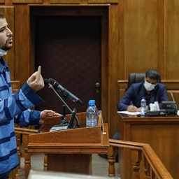 محمد قبادلو، معترض بازداشت‌شده، در یک جلسه‌ی دادگاه؛ تهران، ایران، ۱۹ آذر ۱۴۰۱. (عکس از خبرگزاری میزان)