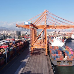 سفينة شحن ترسو في ميناء مرسين الدولي جنوبي تركيا، في 1 ديسمبر/كانون الأول 2021. (الصورة عبر غيتي إيماجز)