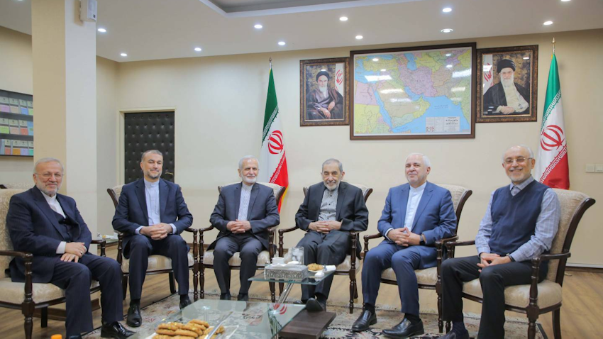 وزيرا الخارجية الإيرانيان الحالي والسابق يلتقيان علي أكبر ولايتي في طهران، إيران، في 26 يناير/كانون الثاني 2024. (الصورة عبر موقع ولايتي الإلكتروني)
