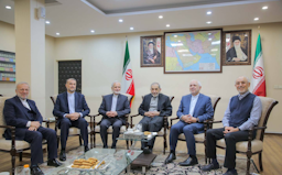 وزيرا الخارجية الإيرانيان الحالي والسابق يلتقيان علي أكبر ولايتي في طهران، إيران، في 26 يناير/كانون الثاني 2024. (الصورة عبر موقع ولايتي الإلكتروني)