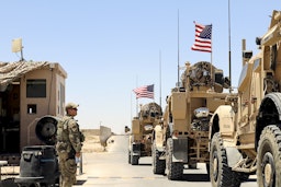 خودروهای گشت‌زنی در حال عبور از ایست بازرسی؛ پایگاه هوایی عین‌الاسد، عراق، ۱۳ تیر ۱۴۰۱/ ۴ ژوئیه ۲۰۲۱. (عکس از کریستی آر اسمیت/ وزارت دفاع ایالات متحده)