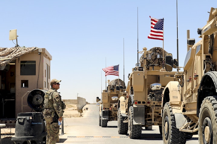 خودروهای گشت‌زنی در حال عبور از ایست بازرسی؛ پایگاه هوایی عین‌الاسد، عراق، ۱۳ تیر ۱۴۰۱/ ۴ ژوئیه ۲۰۲۱. (عکس از کریستی آر اسمیت/ وزارت دفاع ایالات متحده)