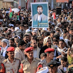 تجمع حامیان حوثی‌ها در خیابان‌ها، در اعتراض به حملات هوایی آمریکا و بریتانیا؛ حدیده، یمن، ۲۲ دی ۱۴۰۲/ ۱۲ ژانویه ۲۰۲۴. (عکس از گتی ایمیجز)
