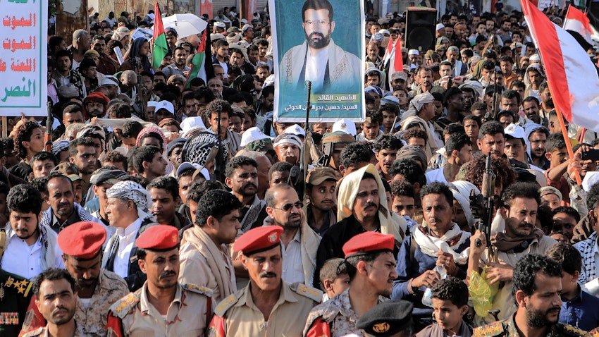 أنصار الحوثي يخرجون إلى الشوارع للاحتجاج على الغارات الجوية الأميركية والبريطانية. الحديدة، اليمن. 12 يناير/كانون الثاني 2024. (الصورة عبر غيتي إيماجز)