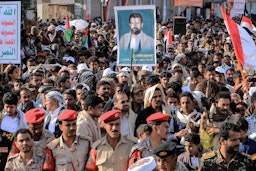 تجمع حامیان حوثی‌ها در خیابان‌ها، در اعتراض به حملات هوایی آمریکا و بریتانیا؛ حدیده، یمن، ۲۲ دی ۱۴۰۲/ ۱۲ ژانویه ۲۰۲۴. (عکس از گتی ایمیجز)