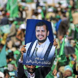 تصویری از عبدالمالک الحوثی، رهبر حوثی‌ها، در دست مردی یمنی؛ صنعا، یمن، ۵ مهر۱۴۰۲/ ۲۷ سپتامبر۲۰۲۳. (عکس از گتی ایمیجز)