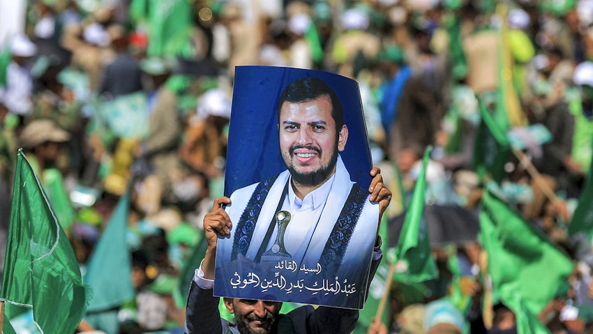تصویری از عبدالمالک الحوثی، رهبر حوثی‌ها، در دست مردی یمنی؛ صنعا، یمن، ۵ مهر۱۴۰۲/ ۲۷ سپتامبر۲۰۲۳. (عکس از گتی ایمیجز)