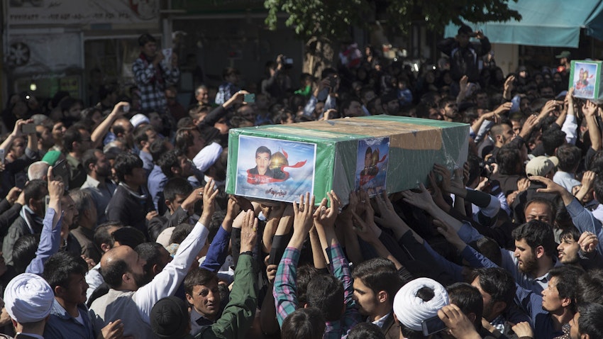 مشيعون يحملون نعش مقاتل من جماعة فاطميون قُتِلَ في سوريا خلال مراسم جنائزية في مدينة قم في إيران يوم 20أبريل/نيسان 2016. (المصدر ويكيميديا كومنز)