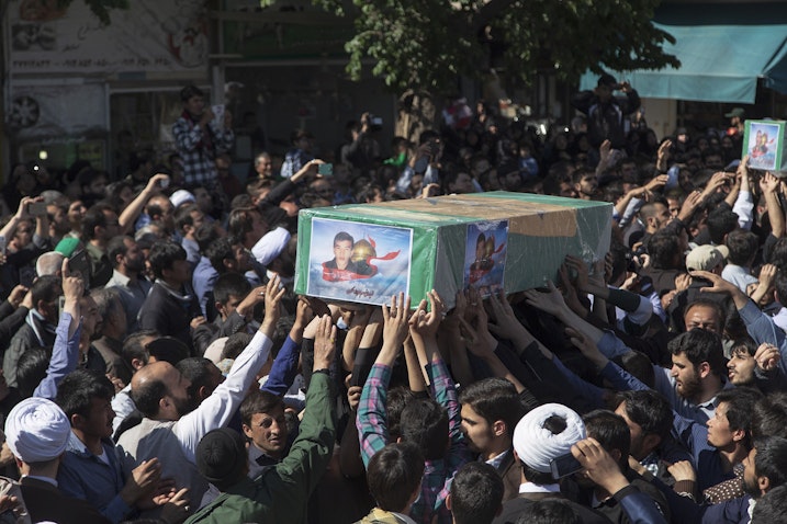 مشيعون يحملون نعش مقاتل من جماعة فاطميون قُتِلَ في سوريا خلال مراسم جنائزية في مدينة قم في إيران يوم 20أبريل/نيسان 2016. (المصدر ويكيميديا كومنز)