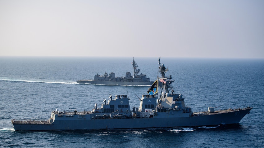 کشتی یواس‌اس میسون در حال حرکت در کنار ناوشکن ژاپنی آکه‌بونو؛ خلیج عدن، یمن، ۴ آذر ۱۴۰۲/ ۲۵ نوامبر ۲۰۲۳. (عکس از سامانتا آلامان/ وزارت دفاع آمریکا)