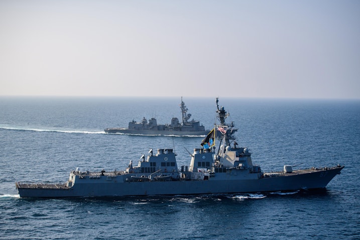 السفينة يو إس إس ماسون تبحر بجانب المدمرة اليابانية أكيبونو في خليج عدن، اليمن، في 25 نوفمبر/تشرين الثاني 2023. (تصوير سامانثا علمان عبر وزارة الدفاع الأميركية)