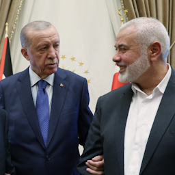 الرئيس التركي رجب طيب أردوغان يلتقي رئيس المكتب السياسي لحركة حماس إسماعيل هنية في أنقرة، تركيا، في 26 يوليو/تموز 2023. (الصورة عبر غيتي إيماجز)