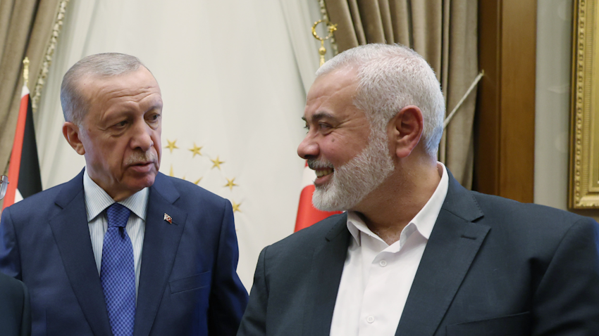 الرئيس التركي رجب طيب أردوغان يلتقي رئيس المكتب السياسي لحركة حماس إسماعيل هنية في أنقرة، تركيا، في 26 يوليو/تموز 2023. (الصورة عبر غيتي إيماجز)