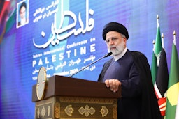 الرئيس الإيراني إبراهيم رئيسي يتحدث في المؤتمر الدولي حول فلسطين في طهران، إيران، في 23 ديسمبر/كانون الأول 2023. (الصورة عبر موقع الرئيس الإيراني على الإنترنت)