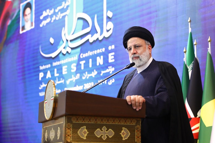 الرئيس الإيراني إبراهيم رئيسي يتحدث في المؤتمر الدولي حول فلسطين في طهران، إيران، في 23 ديسمبر/كانون الأول 2023. (الصورة عبر موقع الرئيس الإيراني على الإنترنت)