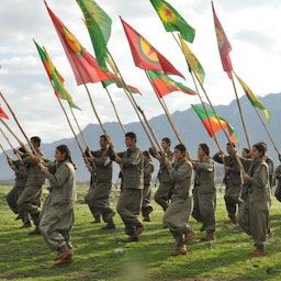 مسلحون أكراد ينتمون إلى حزب العمال الكردستاني يسيرون حاملين الأعلام في عام 2015. الموقع الدقيق غير معروف. (المصدر: فليكر/الكفاح الكردي)