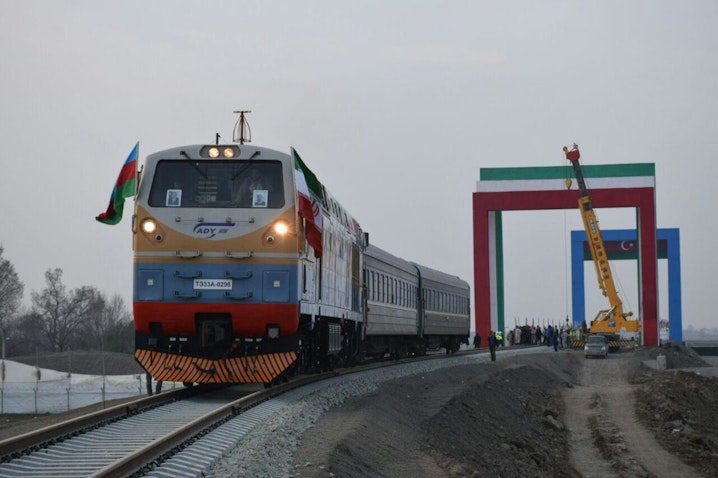 قطار اختباري يعبر جسرًا فوق نهر أستاراتشاي على الحدود بين أذربيجان وإيران في مارس/آذار 2017. (الصورة عبر يو آي سي-الاتحاد الدولي للسكك الحديدية)