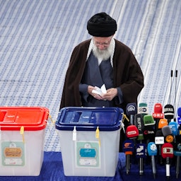 المرشد الأعلى الإيراني آية الله علي خامنئي يدلي بصوته في الانتخابات البرلمانية وانتخابات مجلس الخبراء في طهران، في 1 مارس/آذار 2024. (الصورة عبر الموقع الإلكتروني للمرشد الأعلى الإيراني)