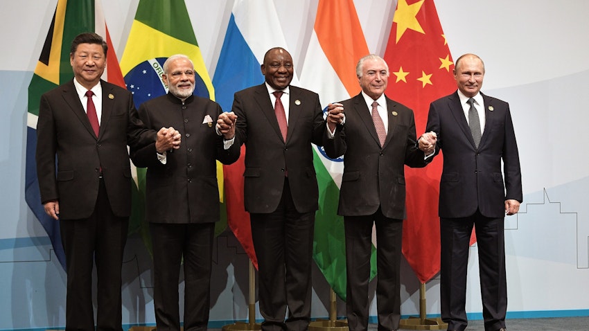 عکس دسته‌جمعی رهبران کشورهای عضو بریکس در اجلاس سالانه‌ی سران این گروه؛ ژوهانسبورگ، آفریقای جنوبی، ۴ مرداد ۱۳۹۷/ ۲۶ ژوئیه ۲۰۱۸. (عکس از ویکی‌مدیا)