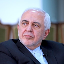 محمدجواد ظریف، وزیر امور خارجه‌ی سابق ایران، در حال مصاحبه با یک رسانه‌ی ایرانی؛ تهران، ایران، ۱۴ اسفند ۱۴۰۲. (عکس از روزنامه‌ی آنلاین فراز)