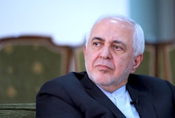وزير الخارجية السابق محمد جواد ظريف يجري مقابلة مع وسيلة إعلام إيرانية في طهران، إيران، في 4 مارس/آذار 2024. (الصورة عبر موقع فراز الإلكتروني اليومي)