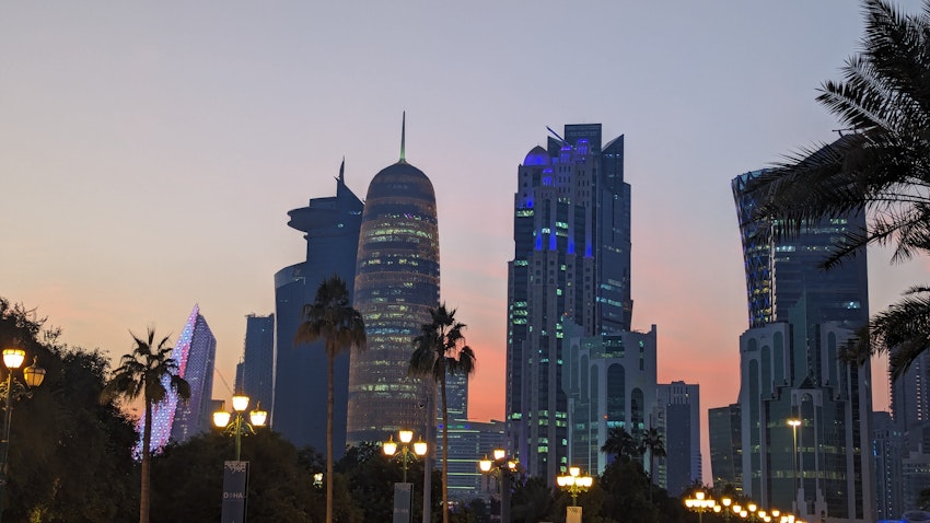 وسط مدينة الدوحة، قطر عند غروب الشمس. 11 ديسمبر/كانون الأول 2023. (الصورة عبر موقع أمواج.ميديا).