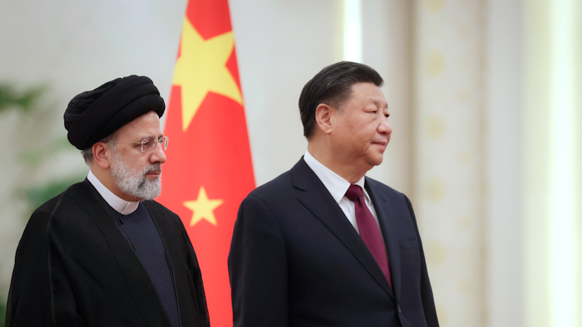 الرئيس الإيراني إبراهيم رئيسي ونظيره الصيني شي جين بينغ في بكين، الصين، في 13 فبراير/شباط 2023. (الصورة عبر الموقع الإلكتروني للرئيس الإيراني)