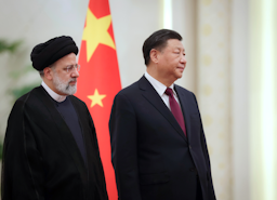 الرئيس الإيراني إبراهيم رئيسي ونظيره الصيني شي جين بينغ في بكين، الصين، في 13 فبراير/شباط 2023. (الصورة عبر الموقع الإلكتروني للرئيس الإيراني)