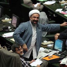 النائبان الإيرانيان حامد رسائي ومحمد رضا تابش في البرلمان في طهران، إيران، في 10 يونيو/حزيران 2014. (تصوير مرضية سليماني عبر وكالة إرنا)