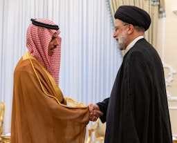 وزير الخارجية السعودي فيصل بن فرحان يستقبل الرئيس الإيراني إبراهيم رئيسي في الرياض بالمملكة العربية السعودية، في 17 يونيو/حزيران 2023. (المصدر: صفحة وزارة الخارجية السعودية بالإنكليزية عبر تويتر/أكس)
