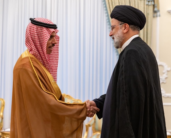 وزير الخارجية السعودي فيصل بن فرحان يستقبل الرئيس الإيراني إبراهيم رئيسي في الرياض بالمملكة العربية السعودية، في 17 يونيو/حزيران 2023. (المصدر: صفحة وزارة الخارجية السعودية بالإنكليزية عبر تويتر/أكس)