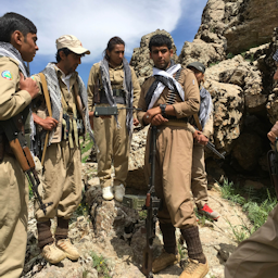 صورة غير مؤرخة لأعضاء من الحزب الديمقراطي الكردستاني الإيراني بالقرب من الحدود بين العراق وإيران. (الصورة عبر غيتي إيماجز)